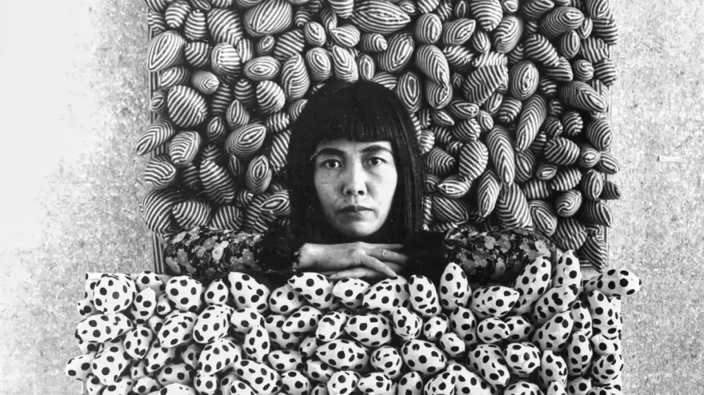 Yayoi Kusama : La conquérante aux pois révélée !