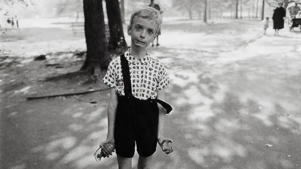 Diane Arbus, Une Plongée dans les Marges de l’Amérique